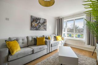 Stylish 2BR Apartment near MCR Airport - 8