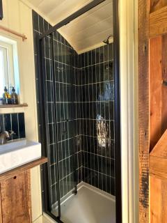 'Russet' Hut on fruit farm - 6