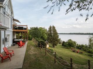 Hollywood River Access Hot Tub Games 16 P - Hawkesbury - 1