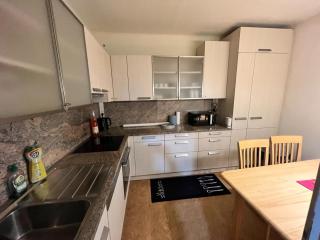 LA Haus für Monteure, Arbeiter, Pendler, ganzes Haus mit Garten, 5 Zimmer - 2