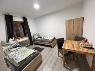 LA Haus für Monteure, Arbeiter, Pendler, ganzes Haus mit Garten, 5 Zimmer - 5