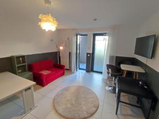 Modern renovated apartment for work and family - 0