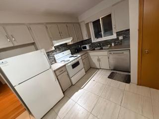 HEAVY PRICE CUT-BOOK NOW!- Next to Airport, Downtown,Transit - Kitchener - 2