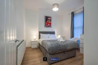 3 Bedrooms 1 Bath City Centre Home By Boyeilles Apartments Short Lets & Serviced Accommodation Belfast With Free Parking - Belfast - 1