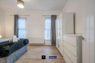 3 Bedrooms 1 Bath City Centre Home By Boyeilles Apartments Short Lets & Serviced Accommodation Belfast With Free Parking - Belfast - 1