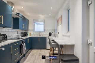 3 Bedrooms 1 Bath City Centre Home By Boyeilles Apartments Short Lets & Serviced Accommodation Belfast With Free Parking - Belfast - 4