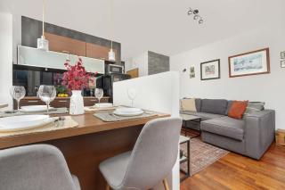 Cozy Apartment with Parking Near Warsaw Babice Airport by Noclegi Renters - Warsaw - 5