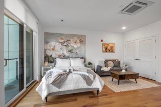 Skyline Studio - Modern Comfort Pool Access - 9