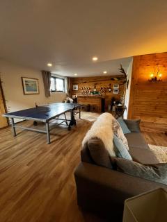 Rooms in a Luxury Chalet, Living Room, Kitchen and Games Room - Tamsweg - 2