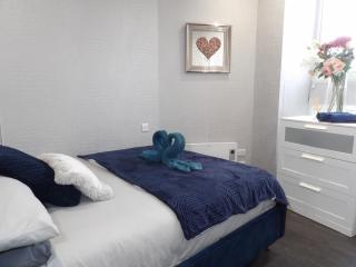 City Convenience, Calm Comfort-- A Stylish One-Bedroom Retreat Just 3 Stops from the Heart of the City - Edimburgo - 1