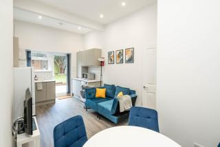 Modern 2B Home with Private Backyard & Fast WiFi - Londres - 1