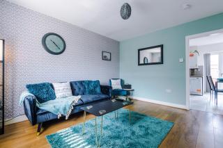 Spacious 4-Bed Home in Manchester with Parking & Wi-Fi - Manchester - 5