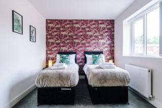 Spacious 4-Bed Home in Manchester with Parking & Wi-Fi - Manchester - 3