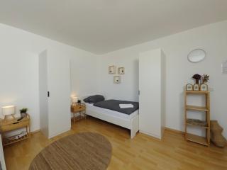 6 Bed Apartment For Work Crews - Bochum - 9