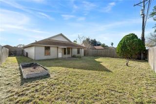 4 Bedroom 2 bath Beautiful spacious home for rent 1300 a month - 2