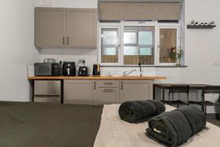 Cheerful Moseley Studio - 2 - Birmingham - 3
