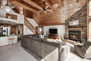 3 Fireplaces Hot Tub Fire Pit Deck Pool Access - 1