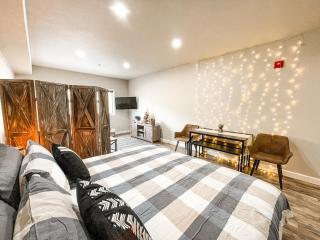 Cozy Mountain Suite - hot tub, pool, gym - mins to lift - 0