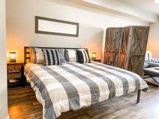 Cozy Mountain Suite - hot tub, pool, gym - mins to lift - 2