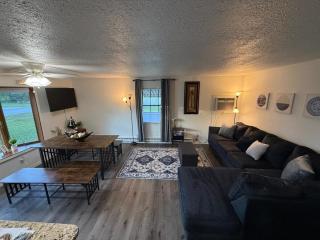 The Cozy Lake House - 1