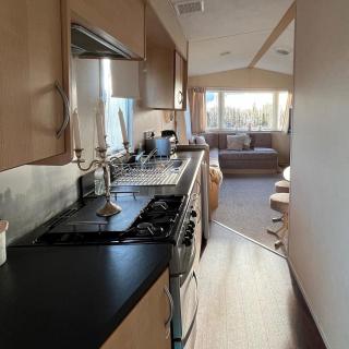 Cosy Family Caravan, Private Decking, Sleeps 6, Lyons Robin Hood - 4