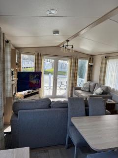 Hoburne Luxury Lodge on the Lake - 7