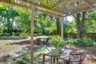 Quiet Retreat with Fire Pit about 4 Miles to Pensacola! - Gulf Breeze - 0
