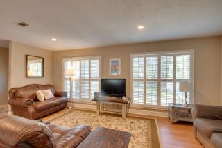 Quiet Retreat with Fire Pit about 4 Miles to Pensacola! - Gulf Breeze - 5