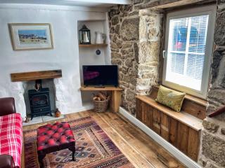 Knocker Cottage is a 3 bedroom made up of 1 double bedroom and 2 small double bedrooms in small village 10 min to beaches - Camborne - 0
