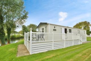 Hoburne Luxury Lodge on the Lake - 9