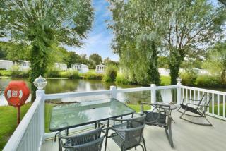 Hoburne Luxury Lodge on the Lake - 8