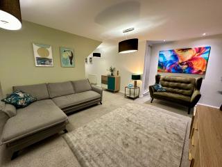 City Getaway - 3BR Home Near Etihad & AO Arena - Sleeps 6 - 7