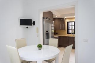 Exclusive Townhouse in Central Plaza del Duque Close to the Beach - 6