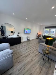 Luxury Modern 3 Bedroom House - Bridgend - 3
