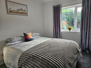 Charming 2BR Bungalow Near Chester City Centre - - 3