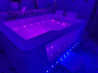 Loveroom de luxe avec jacuzzi sauna vapeur écran 300 cm - Metz - 0