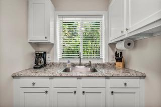 NEW Renovated Near CLE - King Bed, Metropark & Firepit - Berea - 7