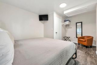 NEW Renovated Near CLE - King Bed, Metropark & Firepit - Berea - 1