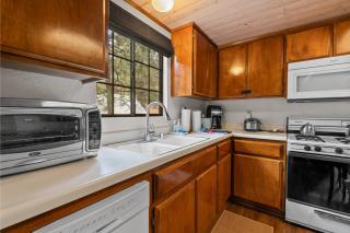 Knights Haven - NEW Hot Tub, Walk to Lake, Village, Smart TV, Fireplace, Deck, BBQ - Big Bear Lake - 5