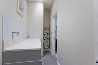 Stylish 1-Bedroom Duplex in Kensington Cromwell 1 - 5