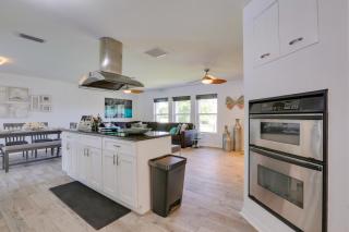 Airy Canal-Front Oasis in Cape Coral with Pool! - Cape Coral - 5