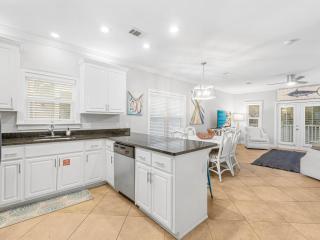 Santa Rosa Beach Home with 6 Seater Golf Cart, 4 Bikes, Sleeps 11 - Santa Rosa Beach - 1