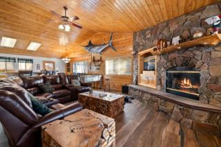 Big Bear Getaway - Log Cabin, Hot Tub, Foosball, Deck, Barbecue - Big Bear City - 9