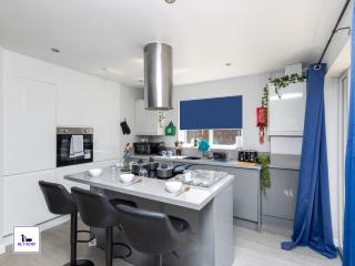Alt-Stay Leeds - 2x 3 Bed Homes, Sleeps 14 - 10 Percent Off Monthly - Contractors, Insurance, Relocation - Long Stays Welcome - Leeds - 3