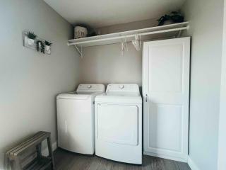Modern Ranch 3 BDRM, sleeps 6 with HOT TUB - 8