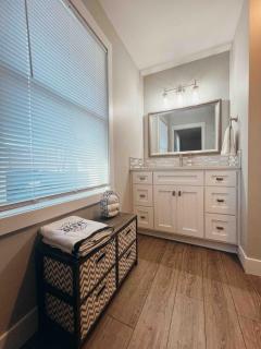 Modern Ranch 3 BDRM, sleeps 6 with HOT TUB - 6