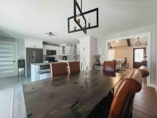 Modern Ranch 3 BDRM, sleeps 6 with HOT TUB - 1