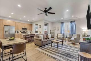 Spacious 6-BR Retreat - Heated Pool Sleeps 16 - Santa Clara - 9