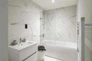 Stylish 2 Floor l Sleeps 6 l Wi-Fi l Pool Table l City Centre - 6