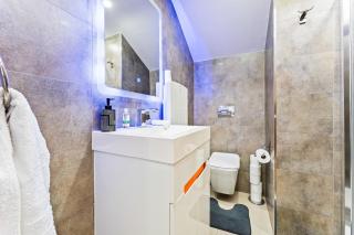 Exquisite 2-Bedroom Penthouse-Sleeps 7-Free Parking with Workstations & High-Speed WiFi - Birmingham - 8